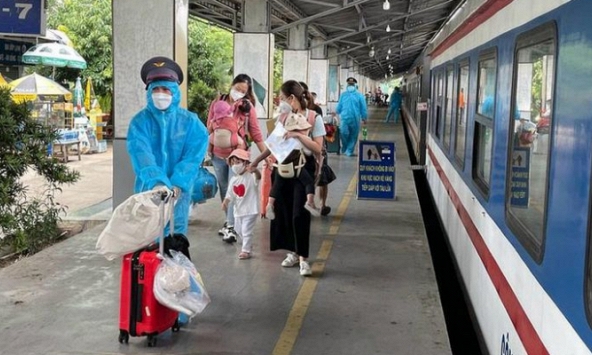 Đón hàng nghìn người dân về Quảng Bình bằng tàu lửa