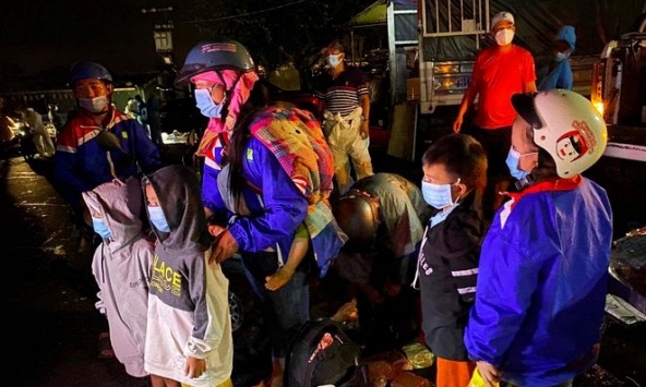 Đà Nẵng: Thuê xe chở người dân chạy xe máy về quê