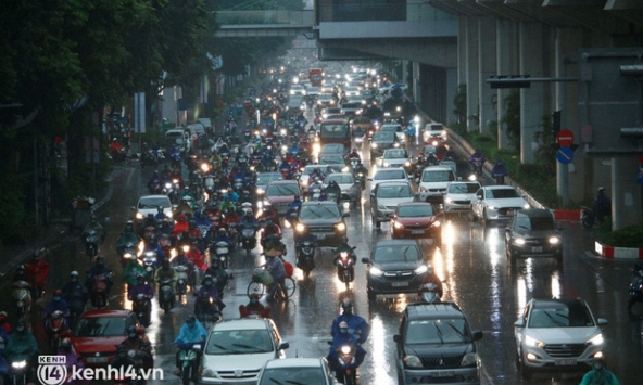Đường phố Hà Nội ùn tắc, người dân chôn chân dưới cơn mưa tầm tã sáng đầu tuần