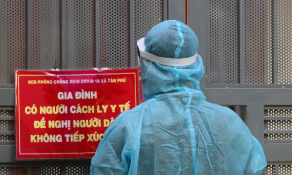 Hà Nội: Đặt biển giám sát y tế trước nhà với người dân từ TPHCM về