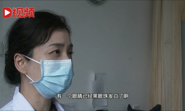 Cô gái bị bong võng mạc gây đục thủy tinh thể vì nghịch điện thoại trong bóng tối lâu ngày