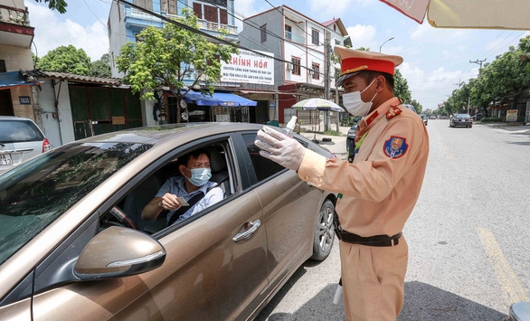 Một số tỉnh bắt đầu điều chỉnh việc đi lại sau nghị quyết 128