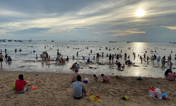 Ngày cuối tuần bãi biển Vũng Tàu đông đúc 