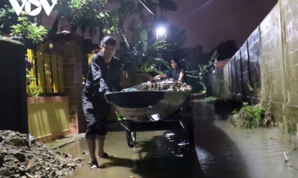 Quảng Bình: Người dân di dời tài sản, chạy lũ trong đêm
