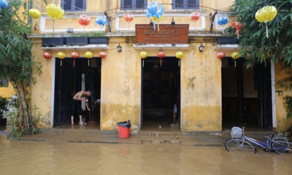 Lũ rút, người dân Hội An tất bật dọn dẹp bùn non, rác thải