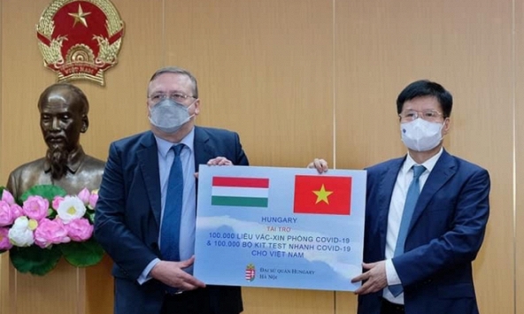 Bộ Y tế tiếp nhận vaccine COVID-19 và kit xét nghiệm nhanh của Chính phủ Hungary