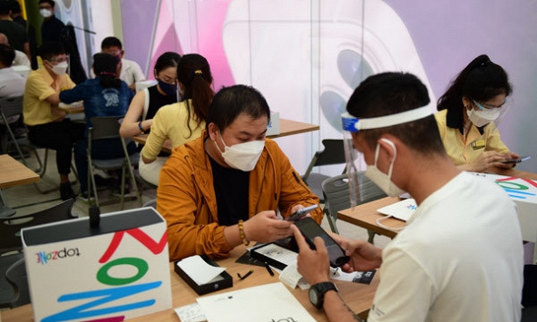 iPhone 13 đã có mặt tại Việt Nam, cửa hàng thức xuyên đêm giao cho khách