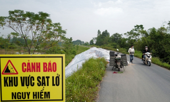 Nhiều điểm đê ở ngoại thành Hà Nội sụt lún