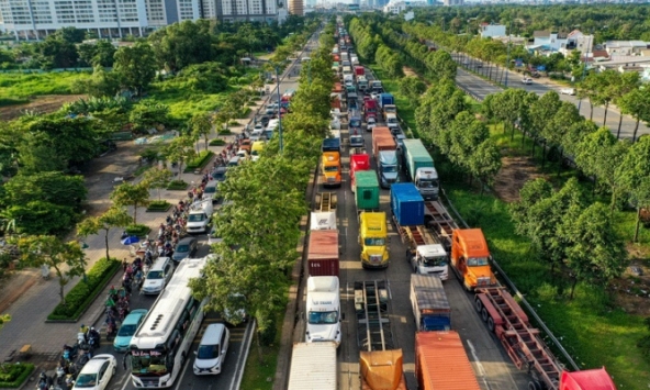 'Giá xăng tăng như cú knock out khiến doanh nghiệp vận tải không thể gượng nổi'