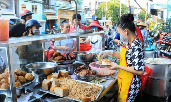 Sáng mai, hàng quán tại TP.HCM được bán tại chỗ