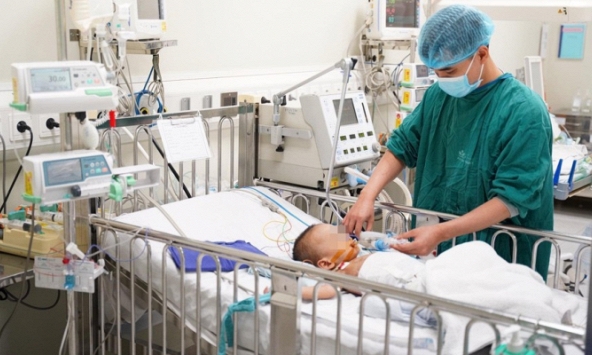 Bé trai 20 tháng hoại tử bộ phận sinh dục vì phụ huynh đắp lá thuốc để trị nhọt