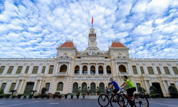 Đại biểu Trần Hoàng Ngân kiến nghị dùng các công cụ thuế để kiềm đà tăng của giá xăng