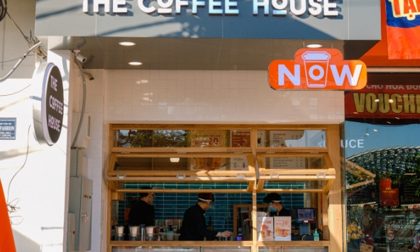 The Coffee House đóng nhiều hàng quán lớn, xuống đường bán cà phê bằng xe đẩy, ki-ốt