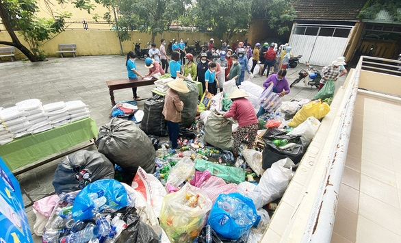 Phụ nữ Hội An nô nức 'đổi rác lấy gạo'