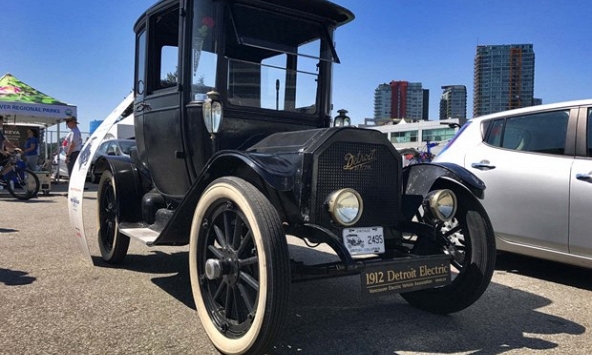 Những phụ nữ sở hữu ô tô điện đầu tiên trên thế giới