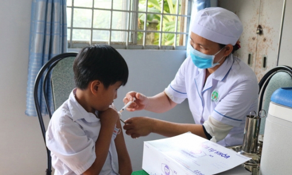 Hà Nội: Học sinh khối nào tiêm vaccine Covid-19 xong khối đó sẽ đi học