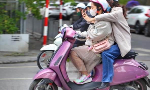 Hình ảnh người Hà Nội co ro trong cái rét của ngày đầu tuần