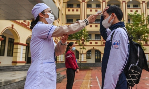 Học sinh ngoại thành Hà Nội đến trường sau 6 tháng nghỉ học