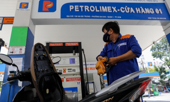 Chuyên gia nói về cách hạ nhiệt giá xăng