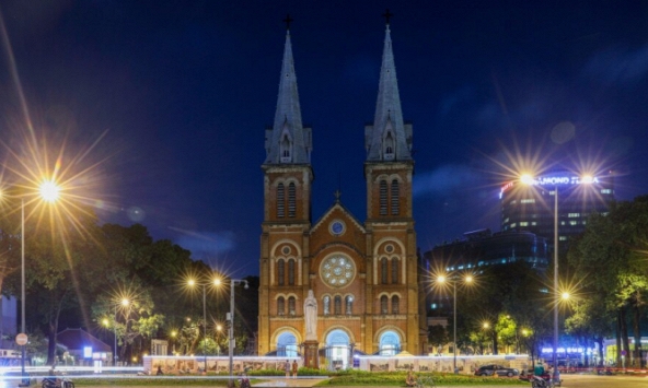 Chùa, nhà thờ TP.HCM cùng đánh chuông, tàu thuyền kéo còi trong đêm tưởng niệm đồng bào mất vì Covid-19