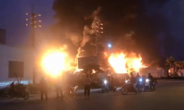 Cháy lớn ở Bắc Giang, hàng nghìn m2 nhà xưởng chìm trong biển lửa