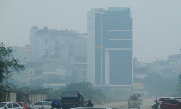 Bầu trời Hà Nội mù mịt trong sương, chất lượng không khí ở mức xấu