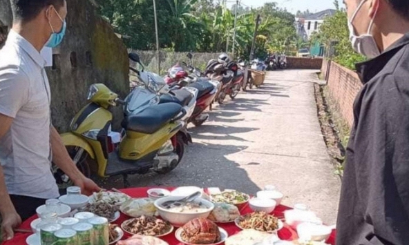 Tổ chức đám cưới rồi nhận tiền mừng, cho khách tự bê cỗ về nhà ăn để tránh covid-19