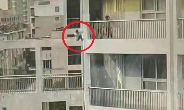 3 học sinh tiểu học nhảy từ tầng 5, nghi tham gia thử thách độc hại bị lên án trên toàn thế giới