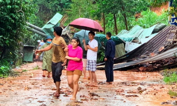 Quảng Nam: Quả đồi lớn sạt lở nghiêm trọng, 1 người bị thương nặng, di dời gấp nhiều hộ dân