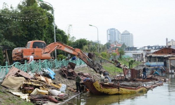 Tháo dỡ dàn du thuyền gần 100 tỷ tại Hồ Tây bán sắt vụn