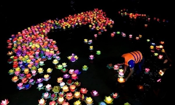 TP.HCM tắt đèn, thắp nến, thả hoa đăng tưởng niệm đồng bào đã mất vì Covid-19