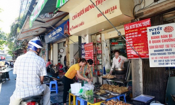 Quán chả rươi 30 năm ở Hà Nội khách xếp hàng tranh mua