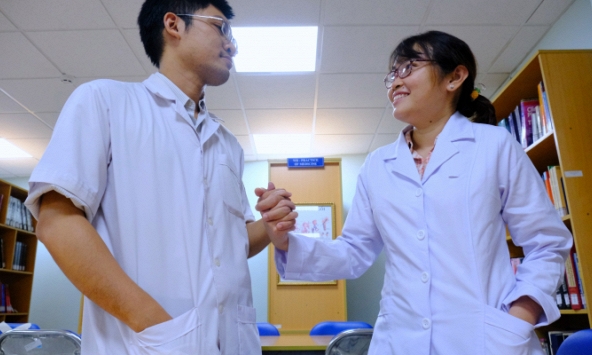 Vợ chồng giảng viên trường y và những ngày điều trị F0