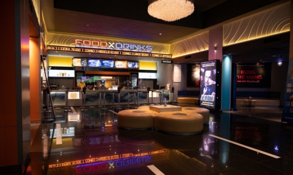 Rạp phim TP.HCM vắng vẻ, số vé bán giảm sâu sau 3 ngày mở cửa