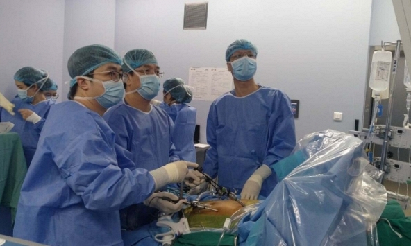 Bác sỹ Việt Nam lần đầu nội soi ghép gan từ người hiến sống