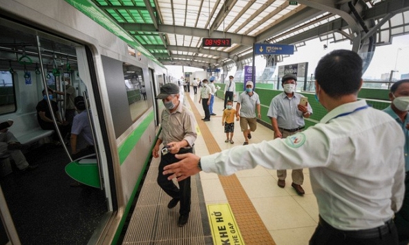 Số lượt khách đi tàu Cát Linh - Hà Đông giảm gần 60% sau 2 ngày bán vé