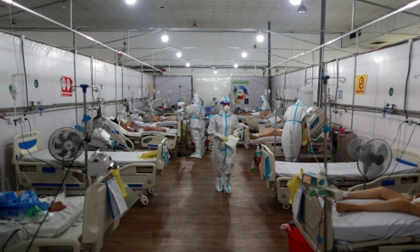 Bệnh viện dã chiến TP.HCM quá tải, bệnh nhân phải nằm ghế bố khắp hành lang