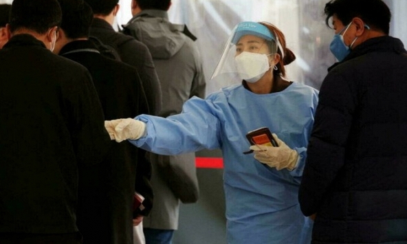 Vì sao châu Âu liên tục tăng số ca nhiễm Covid-19, trong khi châu Á lại giảm mạnh?