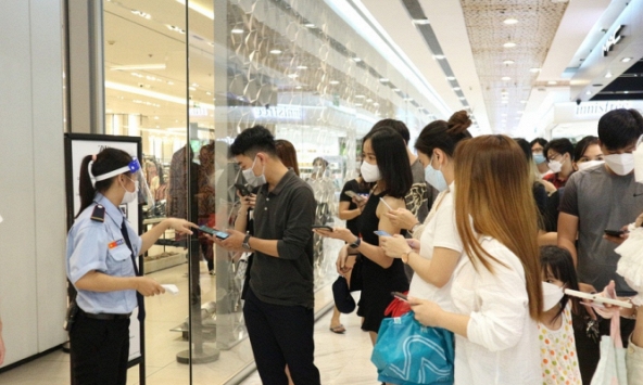 Giới trẻ TP.HCM xếp hàng chờ 'săn sale' đêm trước thềm Black Friday