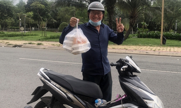 Ở tuổi U70, nghệ sĩ Duy Phương phải bán bánh bèo kiếm sống