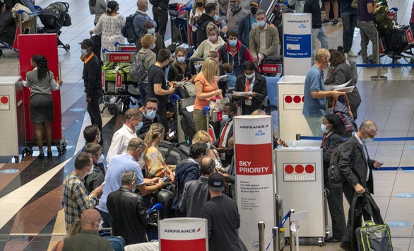 Du khách xếp hàng dài ở sân bay chạy khỏi Nam Phi vì biến thể mới Omicron