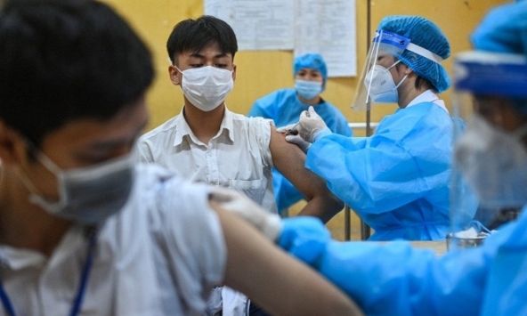 Hà Nội tạm dừng tiêm 2 lô vaccine Pfizer vừa xin gia hạn