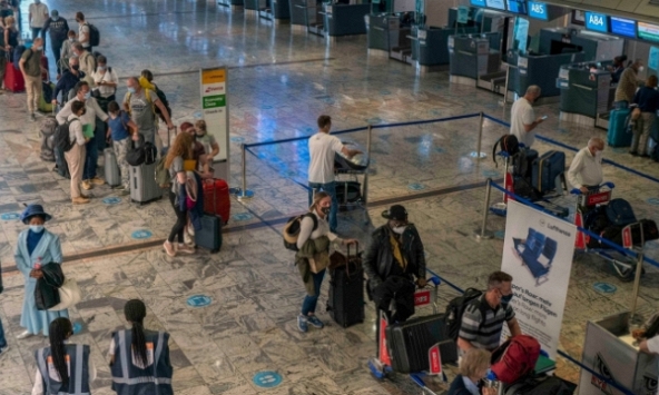 WHO: Cấm du lịch cũng không ngăn được Omicron lây lan