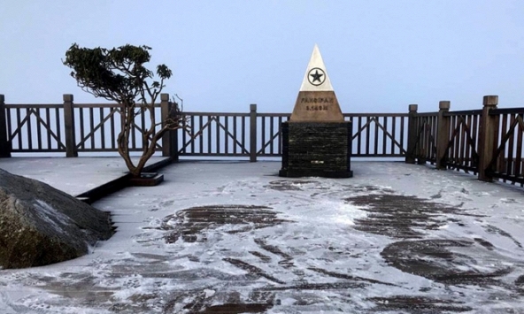 Lào Cai: Sương muối phủ trắng đỉnh Fansipan, nhiệt độ dưới 0 độ C