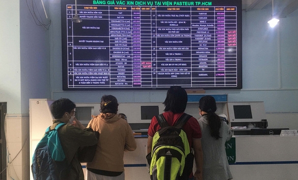 Người dân TPHCM đổ xô đi tiêm vắc xin ngừa cúm, viêm phổi để phòng thêm COVID-19