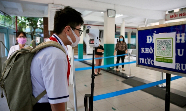 TPHCM: Học sinh lớp 9 và lớp 12 đến trường chuẩn bị học trực tiếp