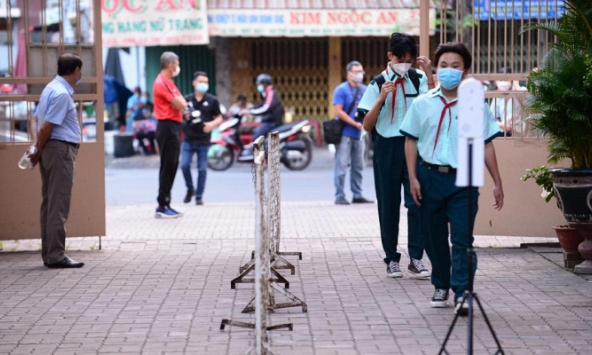 TPHCM: Học sinh lớp 9, 12 trở lại trường