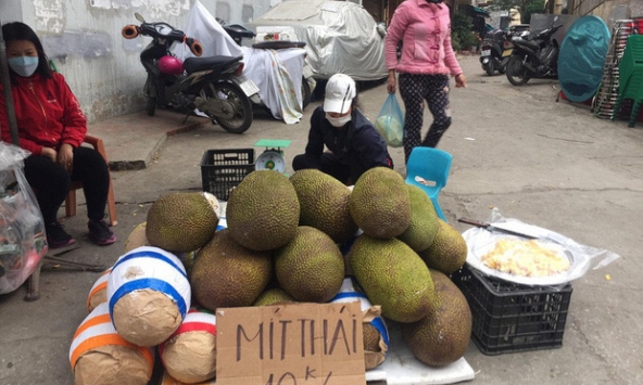 Hàng xuất nhập khẩu qua biên giới bị ùn ứ phải bán đổ trên đường