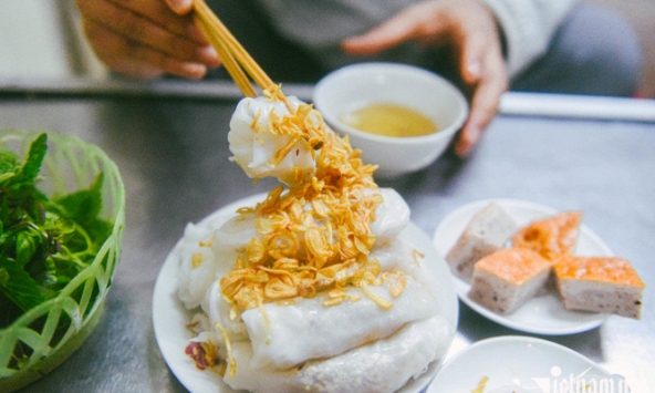 Quán bánh cuốn Hà Nội trong ngõ sâu hun hút: 34 năm 'vô danh', chỉ mở lúc nửa đêm