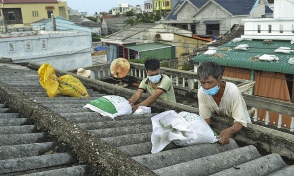 Miền Trung sơ tán hàng nghìn người dân để ứng phó với bão Rai và phòng tránh lũ lụt